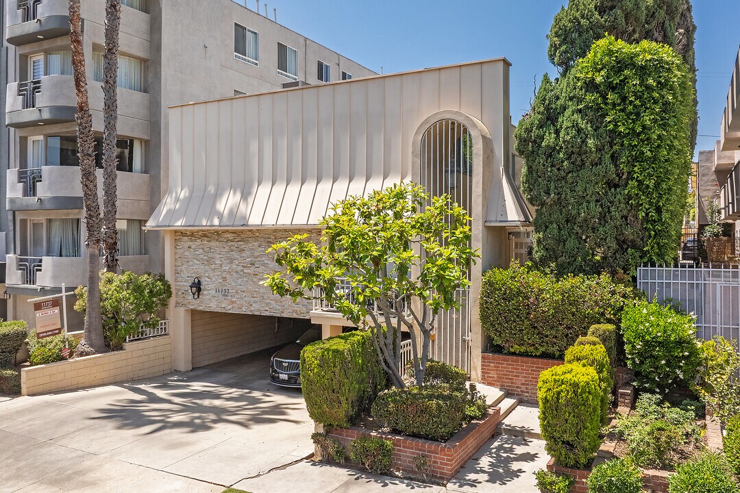 11737 Kiowa Ave in Los Angeles, CA - Foto de edificio