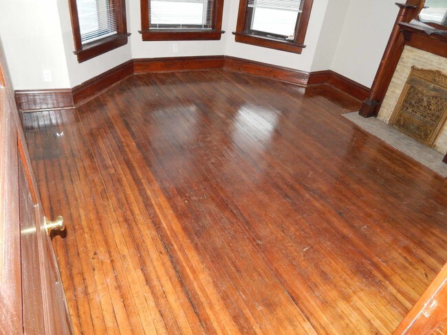 602 W 3rd St-Unit -Ground Floor Front in Davenport, IA - Foto de edificio - Building Photo