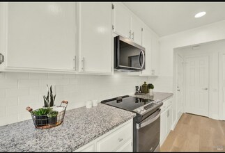 21100 Gary Dr in Hayward, CA - Building Photo - Building Photo