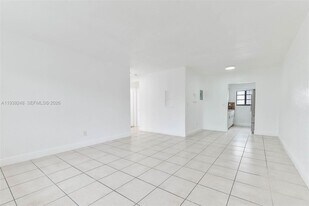 6921 Rue Vendome in Miami Beach, FL - Building Photo