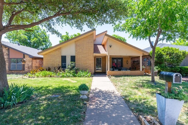 property at 2601 Edgemont Dr