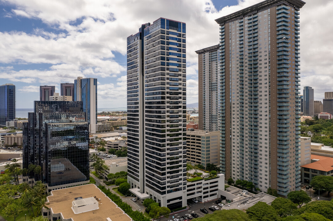 The Royal Capitol Plaza in Honolulu, HI - Building Photo