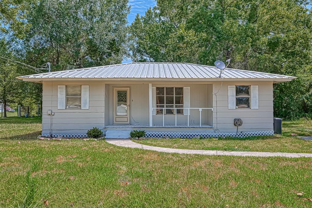 108 Church St in Willis, TX - Building Photo