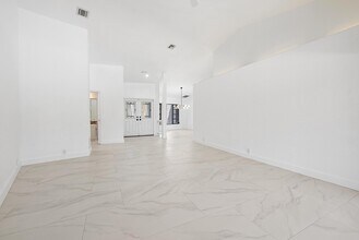 18 Glencairn Rd in Palm Beach Gardens, FL - Foto de edificio - Building Photo