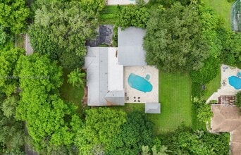 6875 SW 96th St in Pinecrest, FL - Building Photo - Building Photo