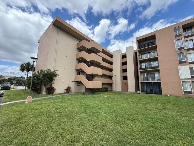 9140 Fontainebleau Blvd in Miami, FL - Building Photo - Building Photo