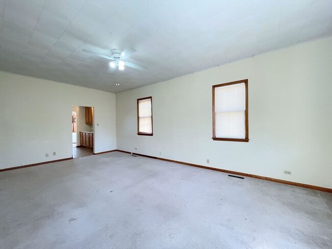 1102 E 6th Ave in Hutchinson, KS - Building Photo - Building Photo