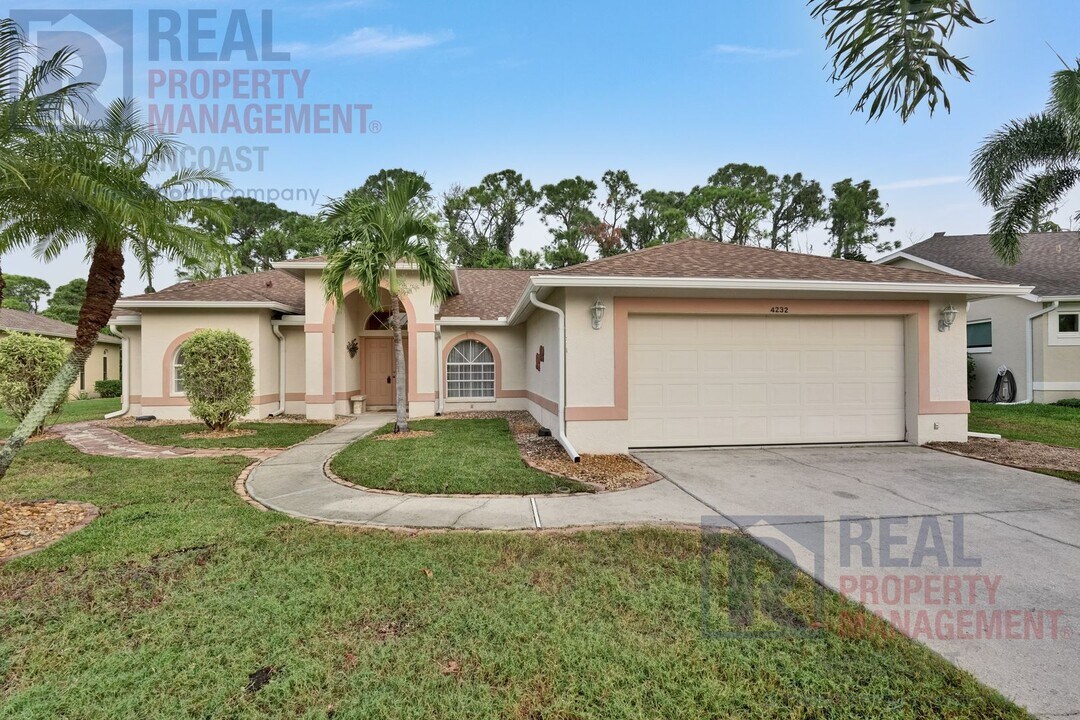 4232 Balmoral Way in Sarasota, FL - Building Photo