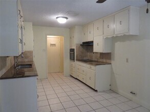 1928 Hurstview Dr in Hurst, TX - Building Photo - Building Photo