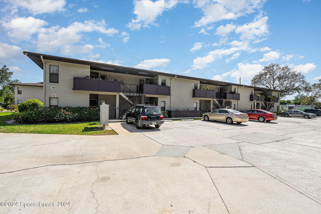 1051 Clearmont St NE in Palm Bay, FL - Foto de edificio