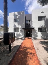 852 SW 13th Ave in Miami, FL - Foto de edificio - Building Photo