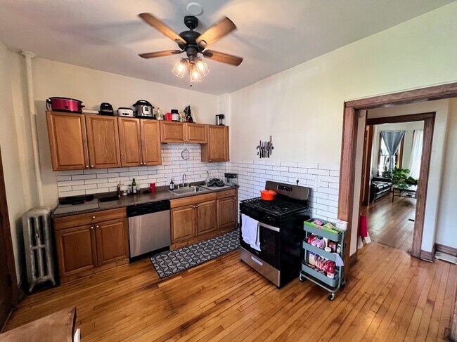 3216 W Altgeld St in Chicago, IL - Building Photo - Building Photo