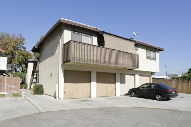 8232 Slater Ave in Huntington Beach, CA - Foto de edificio - Building Photo