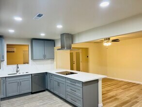 2740 E Indianapolis Ave in Fresno, CA - Building Photo - Building Photo