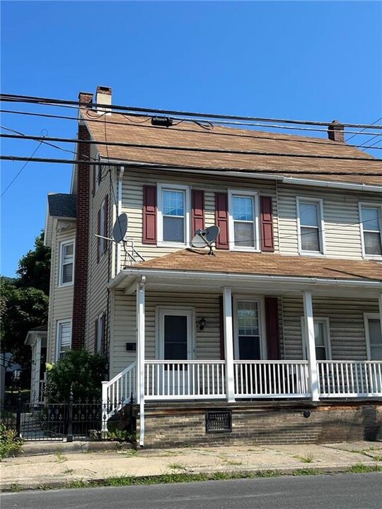 35 E Pennsylvania Ave in Pen Argyl, PA - Building Photo