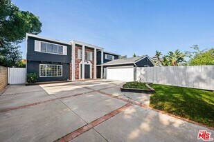 6257 Lindley Ave in Los Angeles, CA - Building Photo