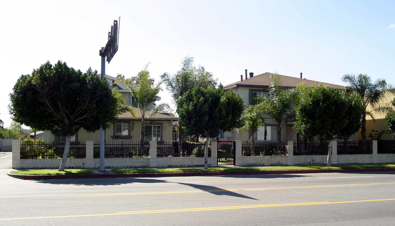 13226 Paxton St in Pacoima, CA - Foto de edificio