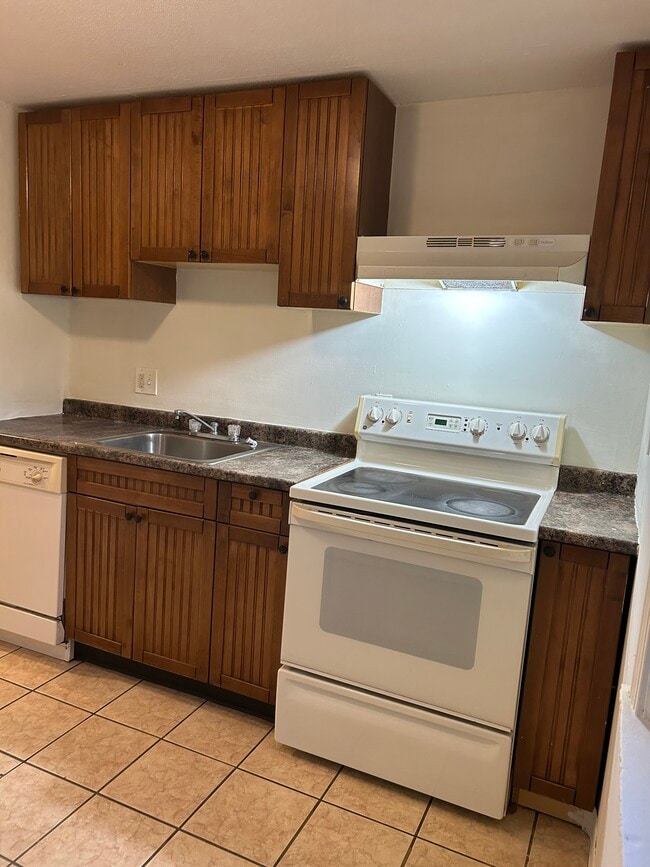 509 Burnside Ave, Unit #B7 in East Hartford, CT - Foto de edificio - Building Photo