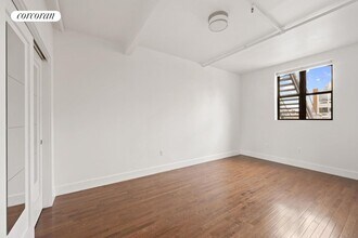 241 Bedford Ave in Brooklyn, NY - Foto de edificio - Building Photo