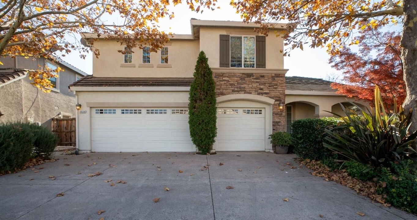 5028 McLean Dr in Elk Grove, CA - Foto de edificio