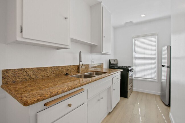 300 California Ave, Unit 2 in Santa Monica, CA - Building Photo - Building Photo
