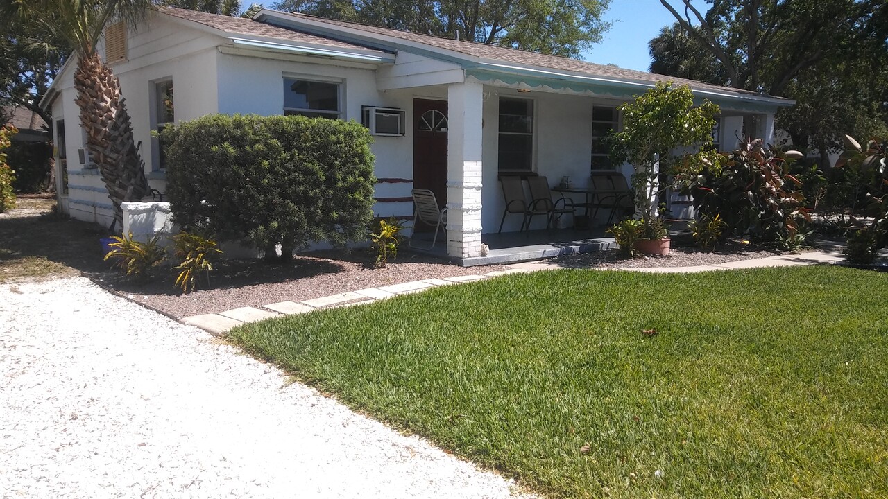 6835 Blind Pass Rd, Unit 1 in St Pete Beach, FL - Foto de edificio