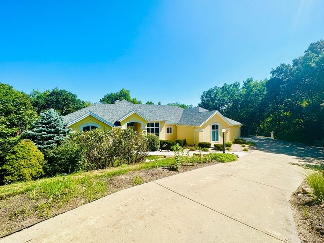 6411 Hillside St in Shawnee, KS - Building Photo - Building Photo