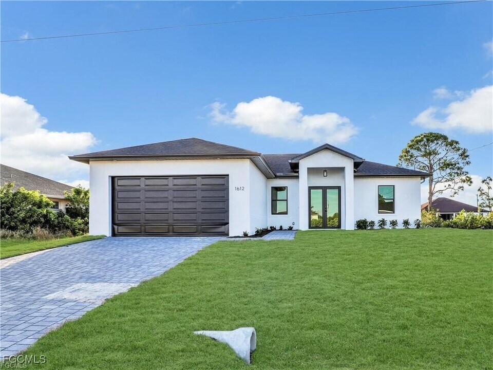 1612 NW 9th Ave in Cape Coral, FL - Building Photo