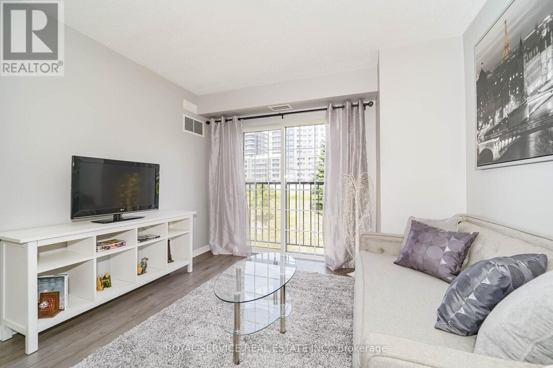 90 Aspen Springs Dr in Bowmanville, ON - Building Photo