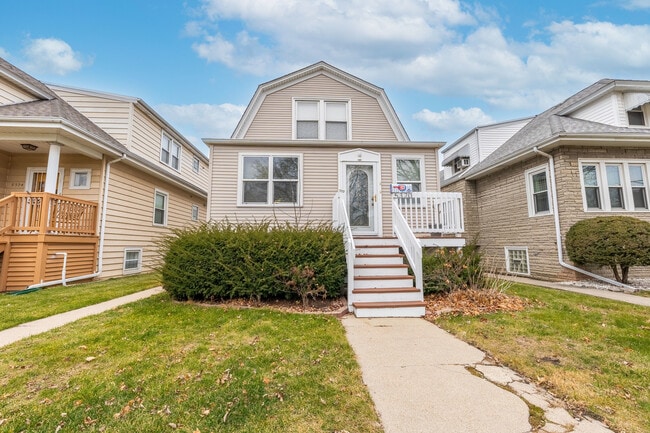 property at 5320 W Winnemac Ave