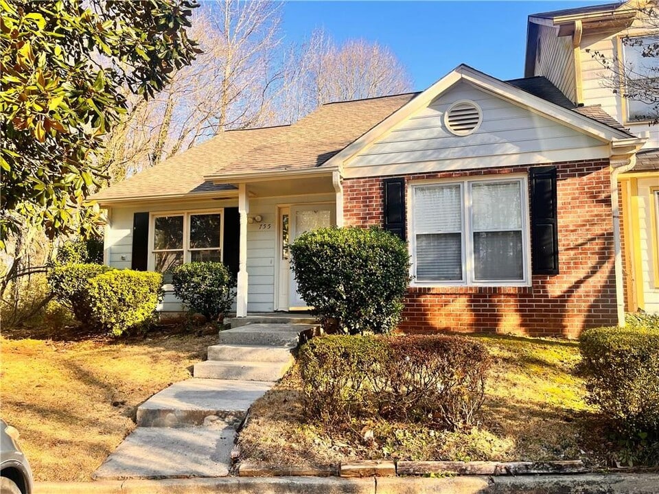 755 Hairston Terrace in Stone Mountain, GA - Foto de edificio