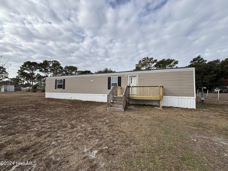 109 N Queens St in Hubert, NC - Building Photo