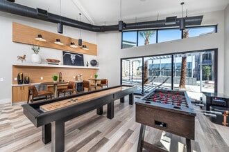 Birchway Tropicana in Las Vegas, NV - Foto de edificio - Building Photo