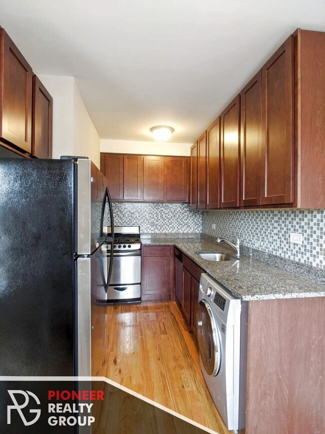 556 W Arlington Pl, Unit 2, Unit 2