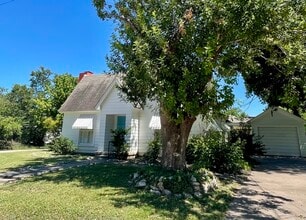 1002 W 3rd St in Clifton, TX - Building Photo - Building Photo