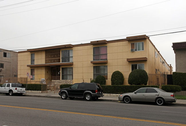 Saticoy Square in Van Nuys, CA - Foto de edificio - Building Photo