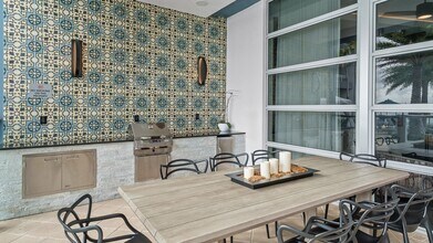 LaVida Apartments in Miami, FL - Building Photo - Building Photo