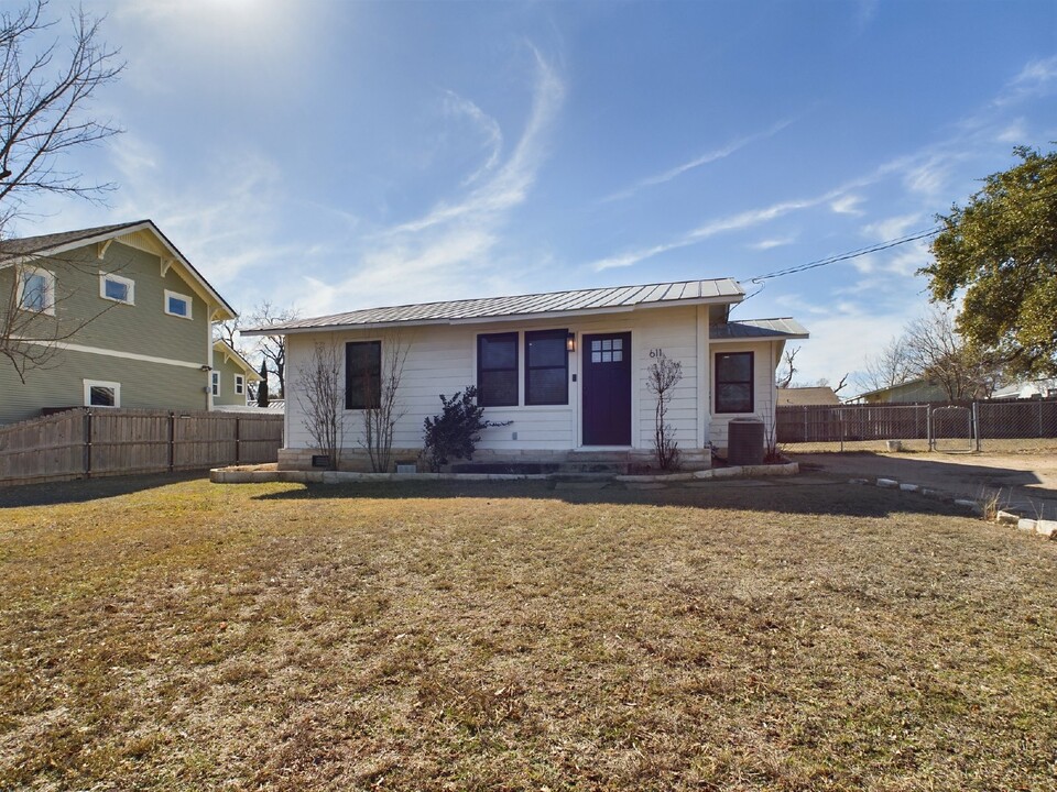 611 W Travis St in Fredericksburg, TX - Building Photo