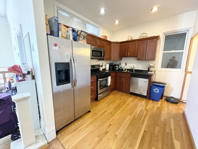 775 Parker St, Unit 1 in Boston, MA - Foto de edificio - Building Photo