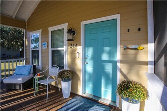 214 Clarke St in Darien, GA - Foto de edificio - Building Photo