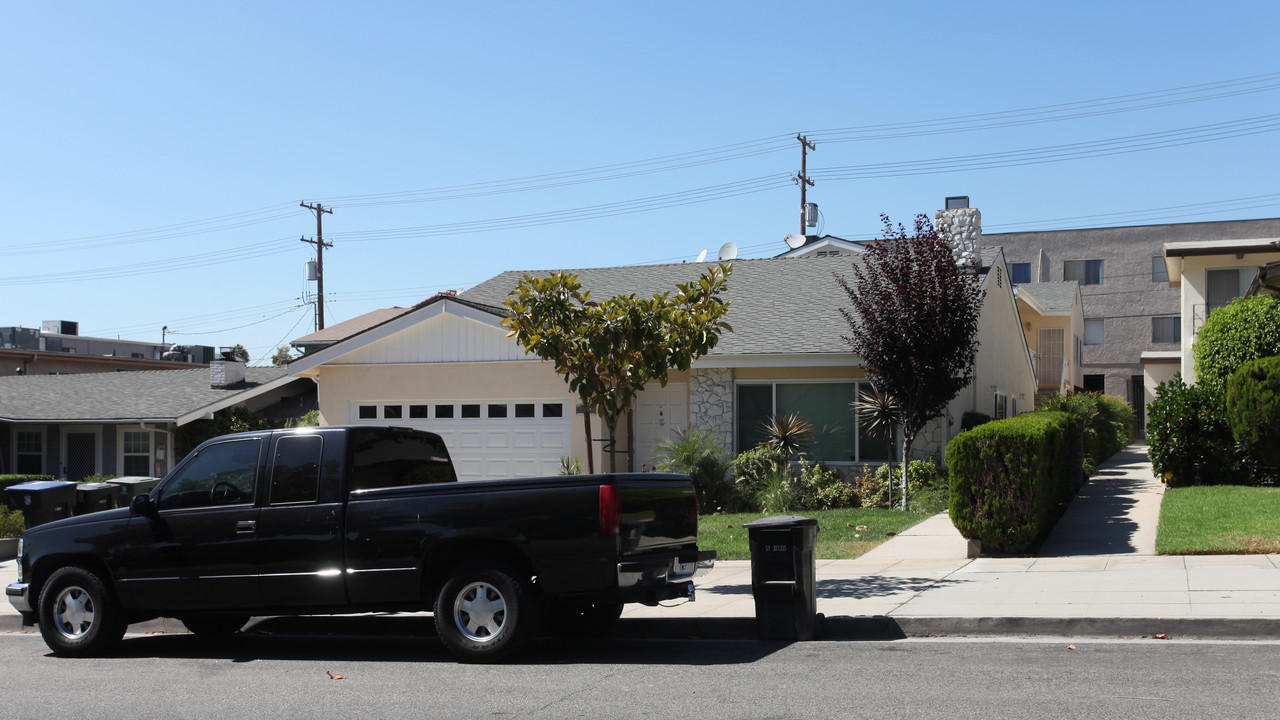 727 E Magnolia Blvd in Burbank, CA - Building Photo