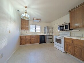 312 Blossom Way in Hayward, CA - Building Photo - Building Photo