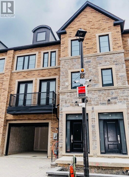 260-260 Eagle St in Newmarket, ON - Building Photo