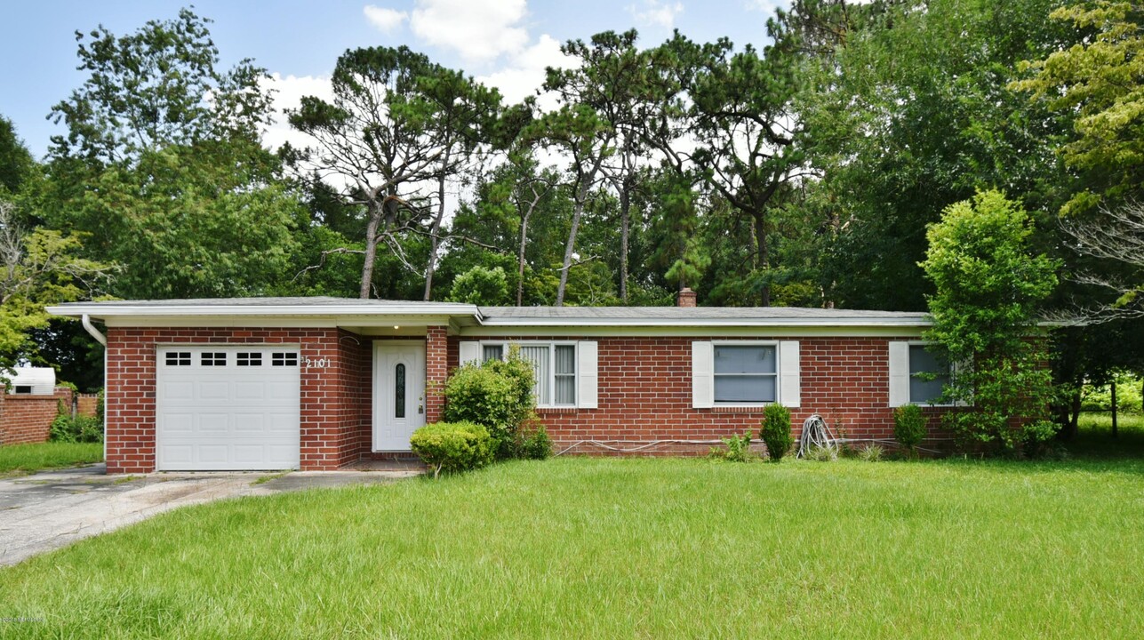 2101 Maple Leaf Dr E in Jacksonville, FL - Building Photo