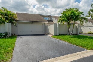 12858 Spinnaker Ln in Wellington, FL - Building Photo