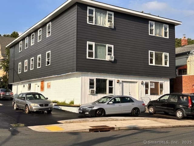 1295 E Main St in Waterbury, CT - Foto de edificio