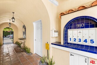 910 N Alfred St in Los Angeles, CA - Building Photo - Building Photo