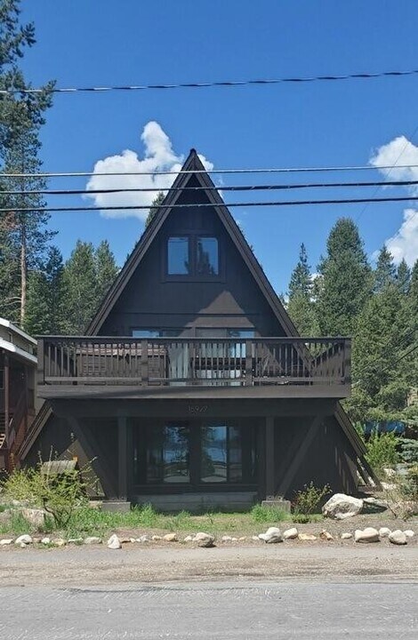 15927 S Shore Dr in Truckee, CA - Building Photo