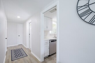 5912 Driftwood Ave in Sarasota, FL - Building Photo - Building Photo