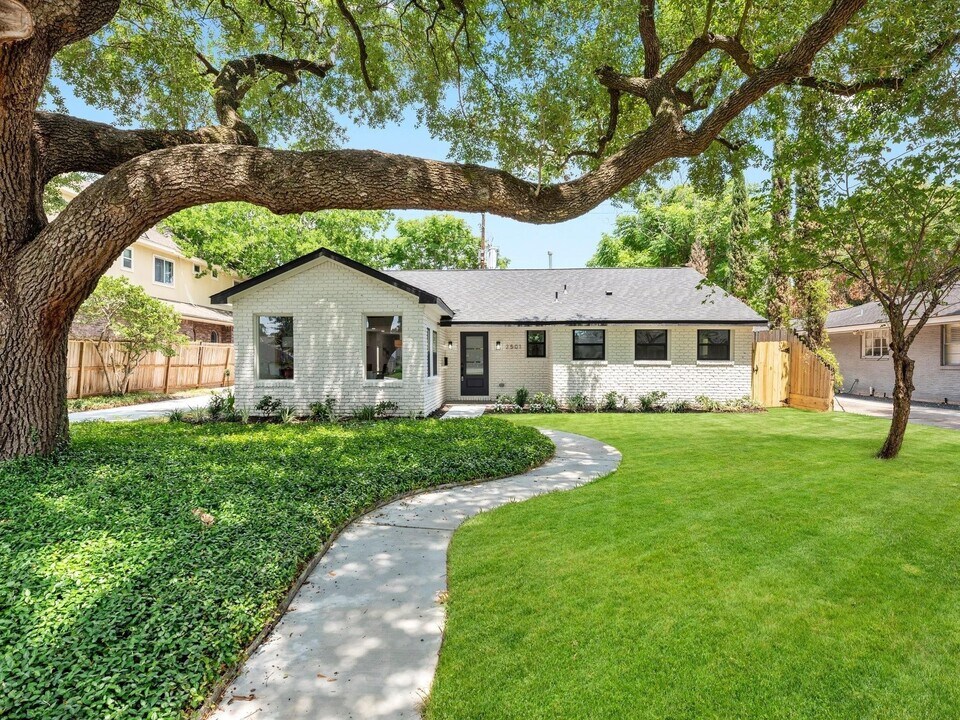 2501 Briarhurst Dr in Houston, TX - Building Photo